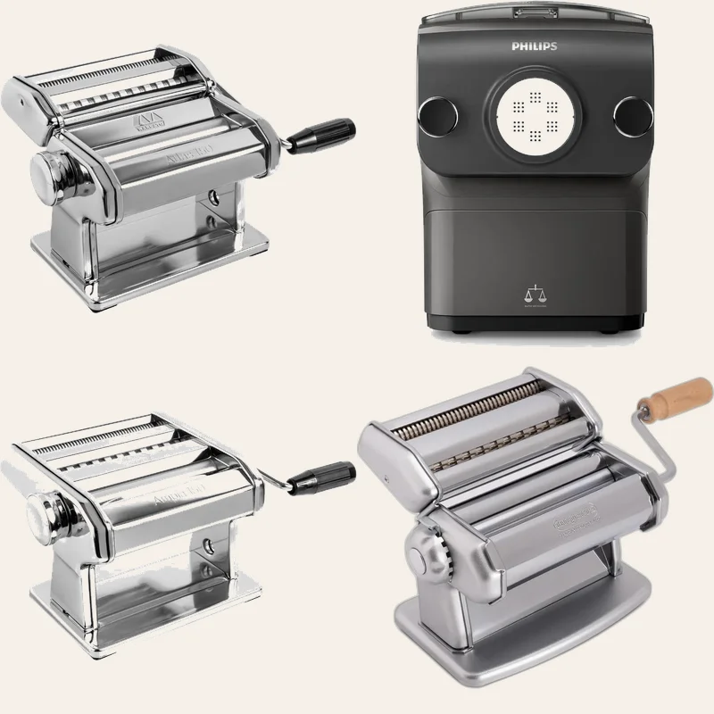 Pâtes fraîches sortant d'une machine à pâtes manuelle